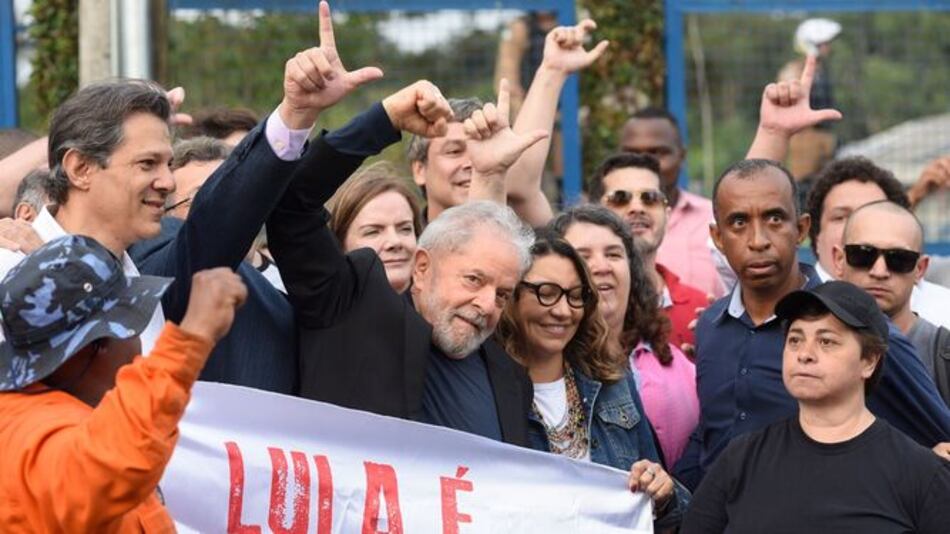 Lula salió de la cárcel, ovacionado por sus partidarios