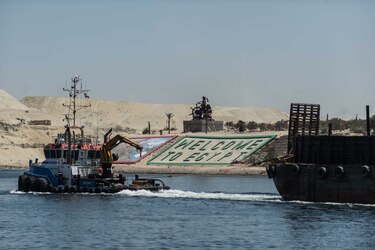 Desaparece un marinero al hundirse un remolcador en el Canal de Suez