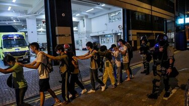 Manifestantes escapan de universidad asediada en Hong Kong