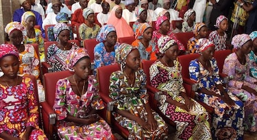 El presidente de Nigeria recibe a las 82 estudiantes liberadas en Chibok