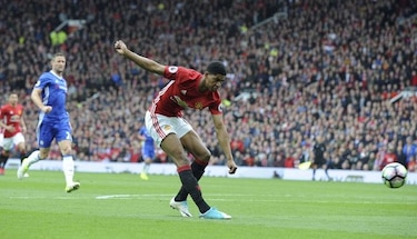 Manchester United vence a Chelsea y da emoción a la Premier