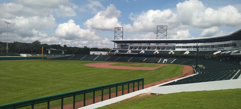 Mariano Rivera celebra la apertura del nuevo estadio que lleva su nombre