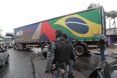 Bolsonaro pide a camioneros que aún bloquean carreteras que cesen su protesta