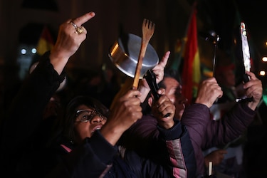 Trabajadores realizan un ‘cacerolazo’ contra falta de dólares y alza de precios en Bolivia