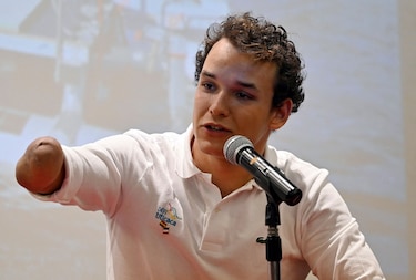 Nadador paralímpico francés completa travesía de 122 kilómetros en el lago Titicaca