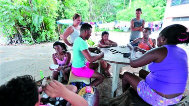 Cubanos, a merced del Gobierno