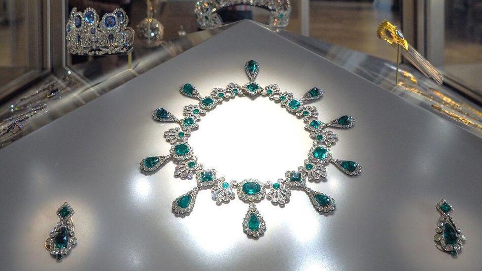 Qué precio pueden alcanzar las joyas robadas del Louvre y por qué es probable que los ladrones las rompan