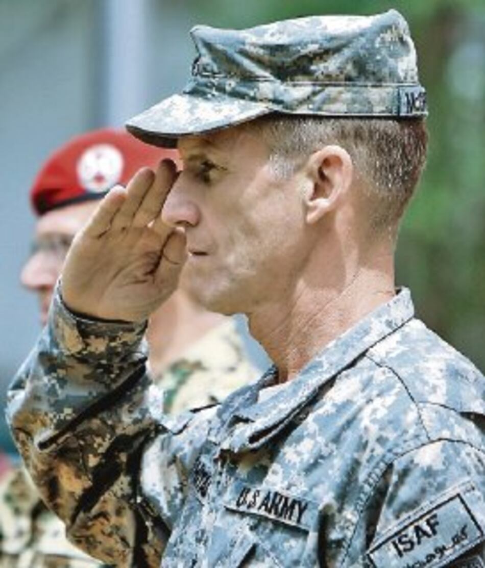 McChrystal asume mando de las tropas en Afganistán