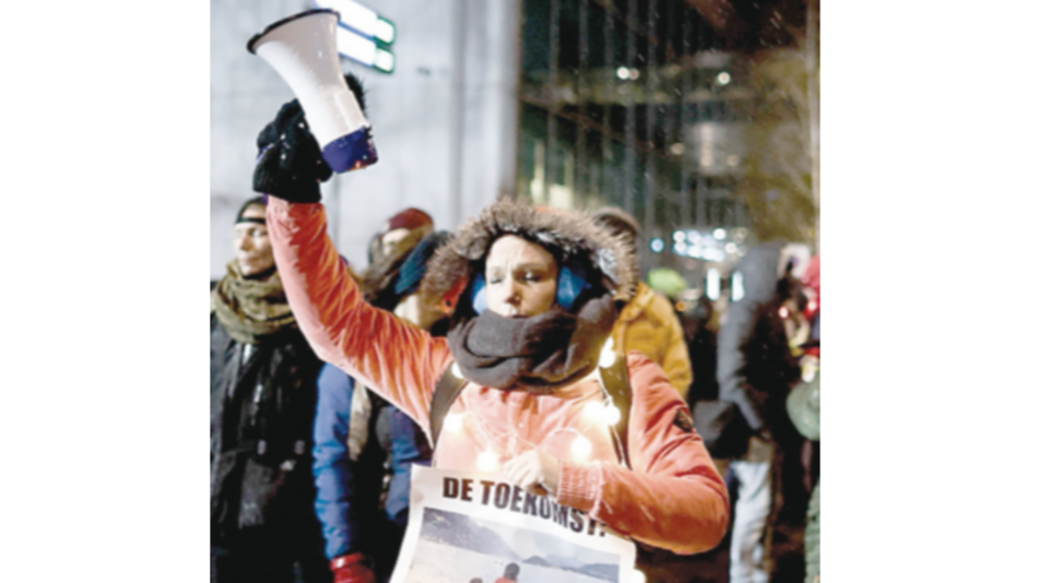 Se desploman los mercados mundiales por variante de Covid-19