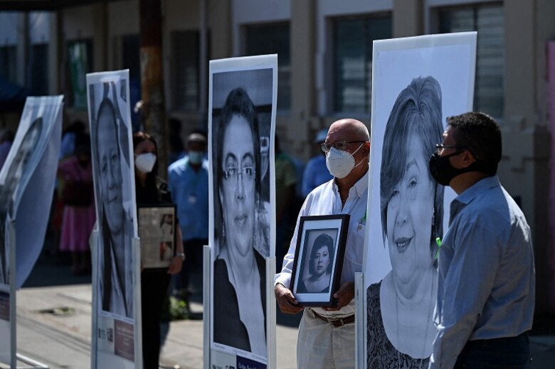 El Salvador rinde homenaje a trabajadores de la salud muertos por la Covid-19