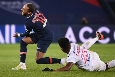 Thiago Mendes se disculpa por lesionar a Neymar