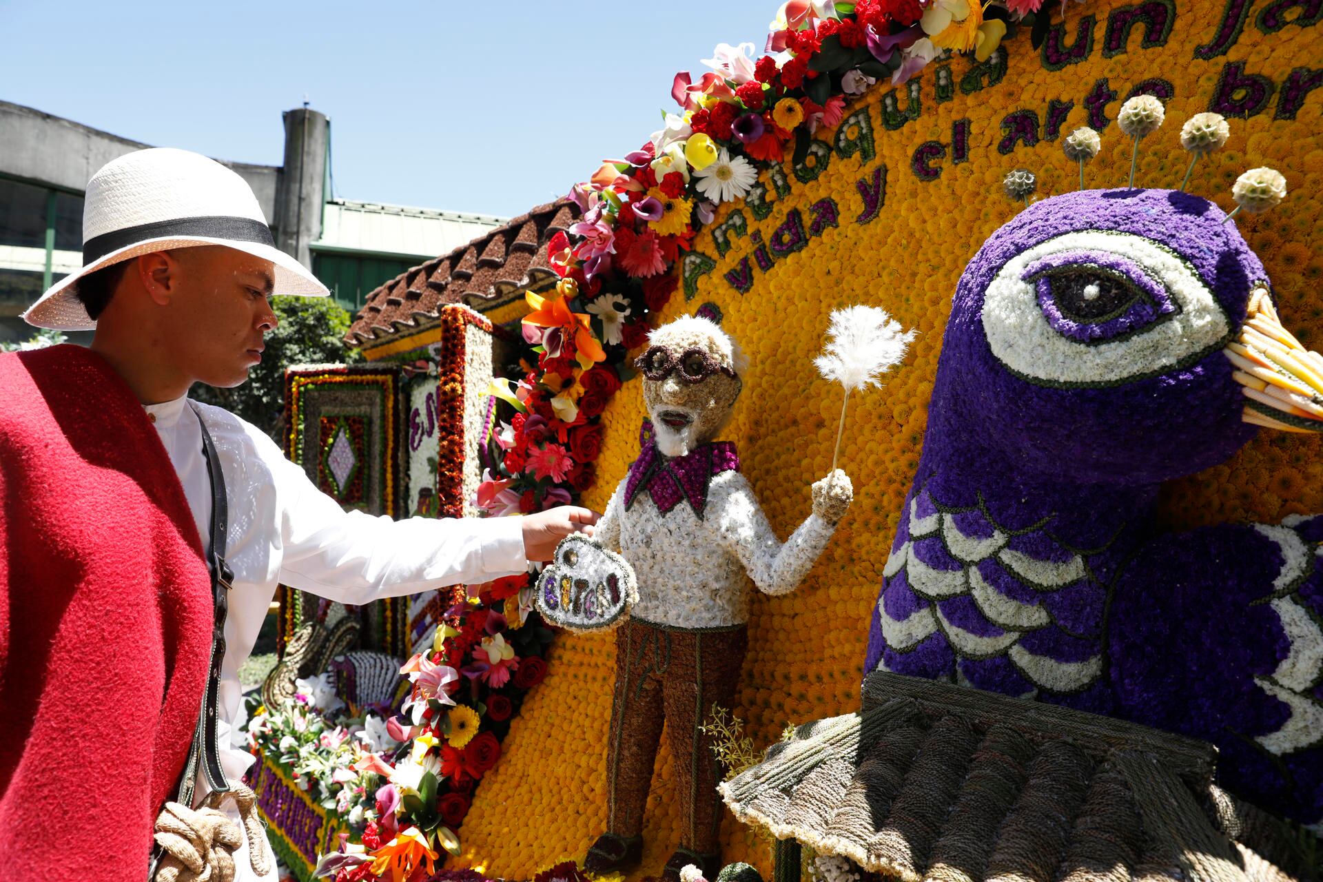 Un hombre prepara su silleta para participar en la edición 67 del Desfile de Silleteros de la Feria de las Flores. EFE/ Luis Eduardo Noriega Arboleda