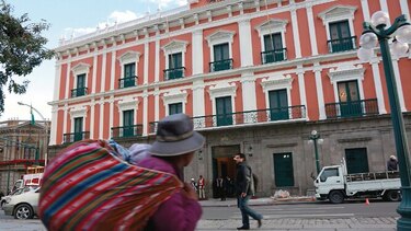 Vendedores de ropa protestan en Bolivia