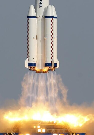 China lanzó nave espacial Shenzhou IX con su primera astronauta