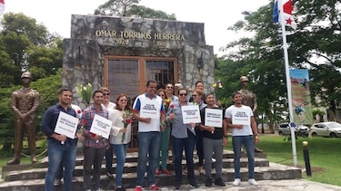 Llevan flores al mausoleo de Omar Torrijos en medio de polémica