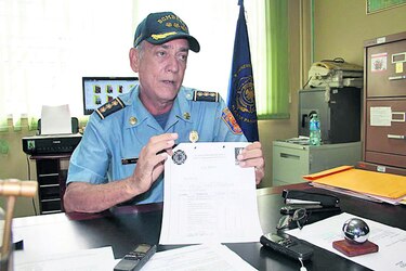 Simulan ser bomberos para retirar extintores de locales