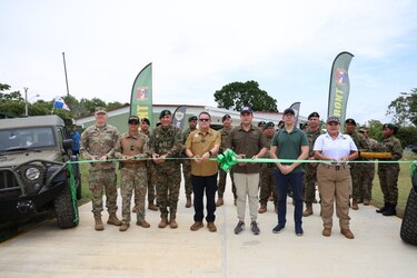 Botes, vehículos y motores: embajador de EUA viaja al Darién para entregar equipos que frenen la migración y combatan el crimen