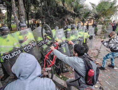 Violentas protestas en Bogotá contra abusos de la Policía