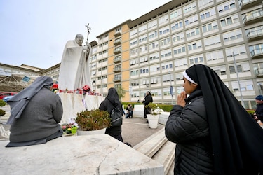 El papa Francisco sigue mejorando de sus problemas respiratorios tras 13 días hospitalizado