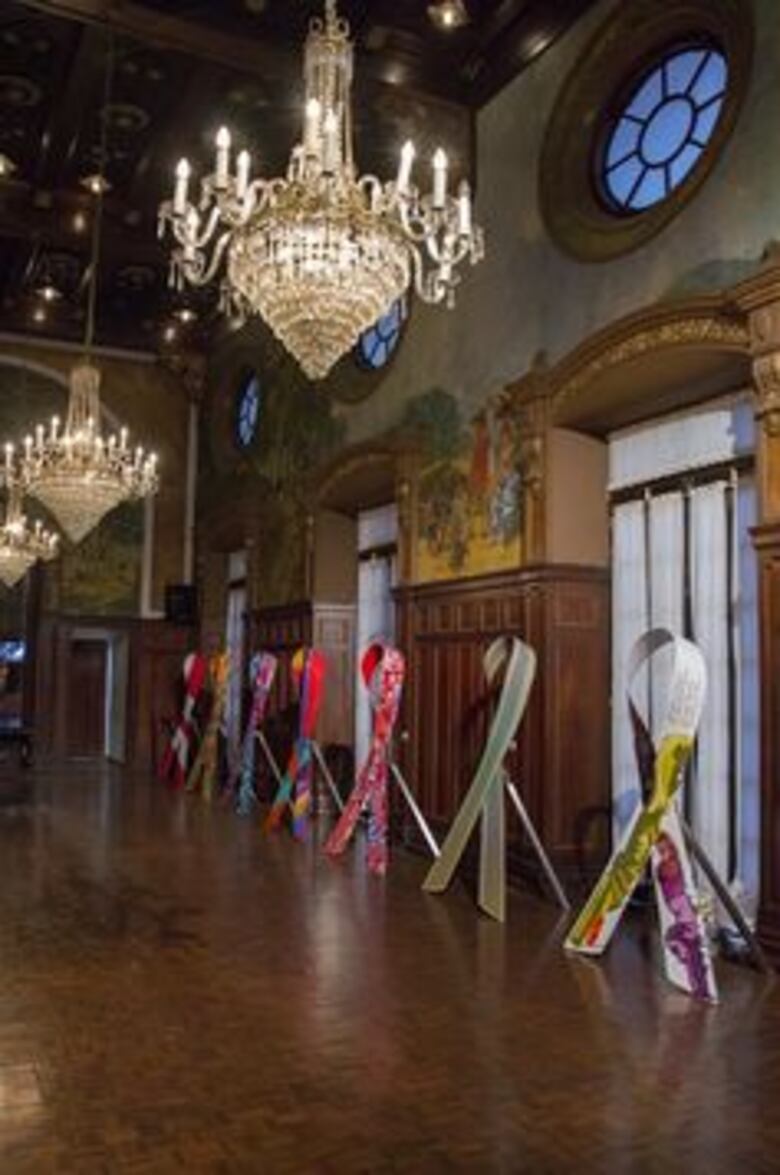 Veinte lazos solidarios irán a subasta para contrarrestar el cáncer