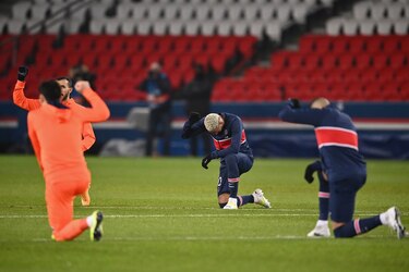 Jugadores se expresan contra el racismo con rodilla en tierra y puño en alto antes del partido PSG-Basaksehir