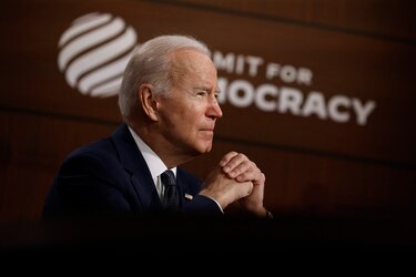 Joe Biden advierte de desafíos ‘alarmantes’ para la democracia en el mundo
