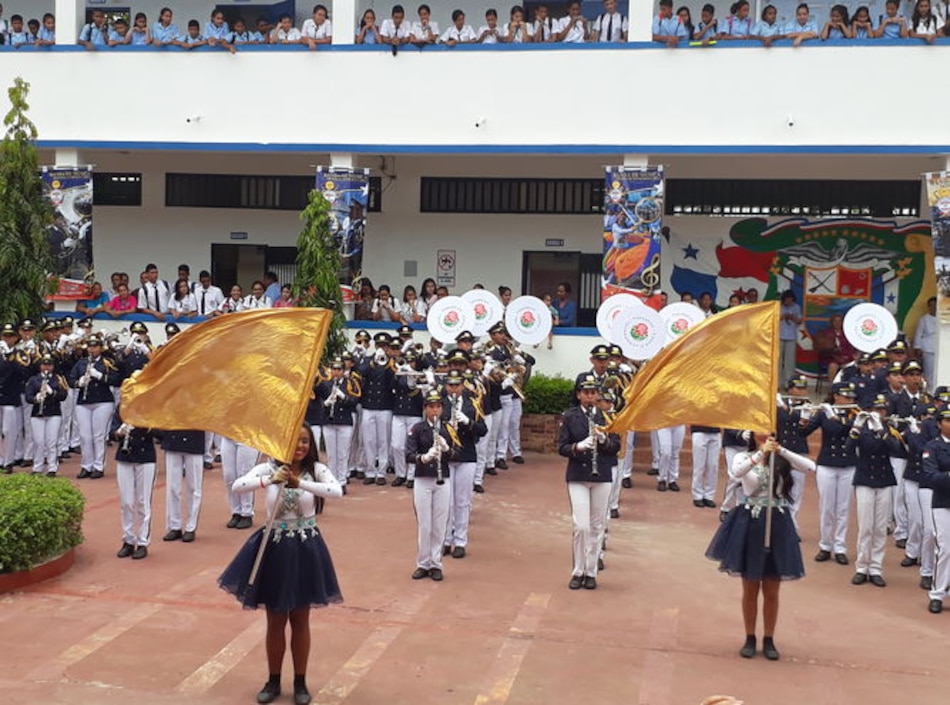 Banda del colegio José Daniel Crespo viaja rumbo al Desfile de las Rosas