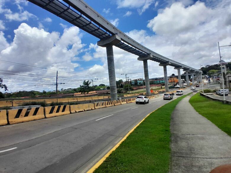 Línea 3 del Metro alcanza 78.8% de avance con los 26 trenes tipo monorriel ya en Panamá