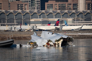 Recuperan 41 cuerpos del río Potomac tras accidente aéreo en Washington