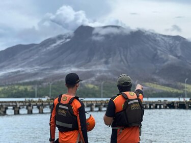 Indonesia advierte sobre un potencial tsunami a raíz de las erupciones del volcán Ruang