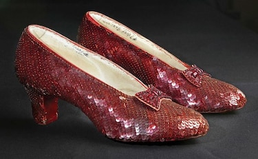 Recaudan miles de dólares para restaurar zapatos de filme 'El Mago de Oz'