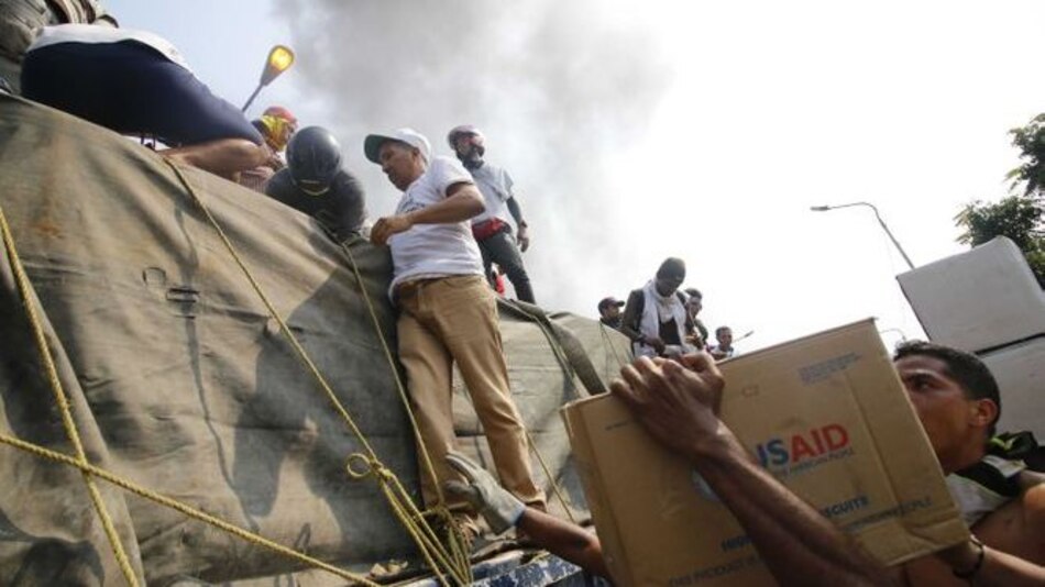 Dos camiones con ayuda son quemados en la frontera Venezuela-Colombia