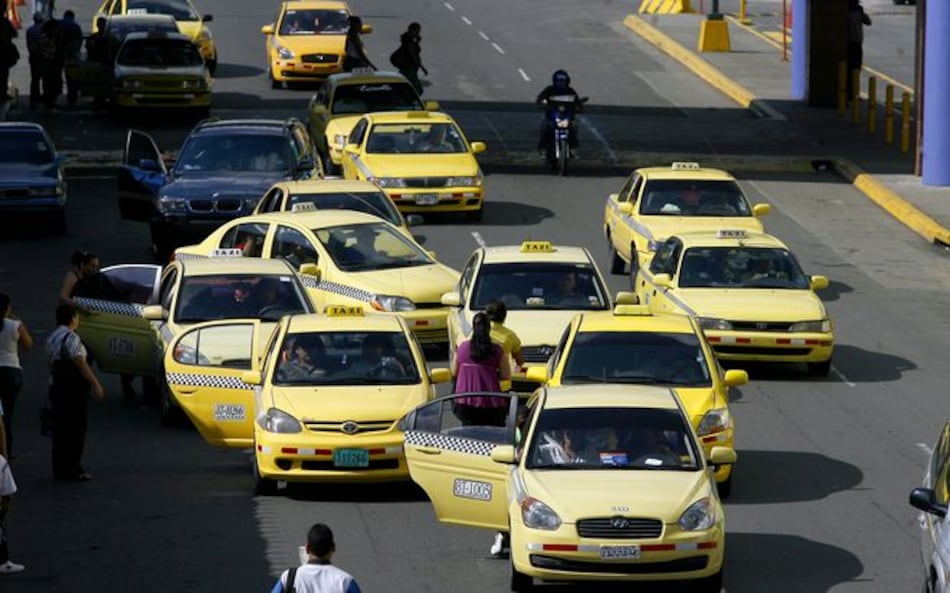 ¿Quiénes son los dueños de los cupos de taxis? La Corte obliga a entregar la información al diputado Silva, y la ATTT divulga una lista de 2,150 páginas