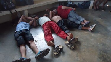 Inmigrantes apilados se quejan de hambre