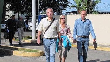 Kremers regresan a Holanda; esperan resultados de prueba de ADN a restos óseos