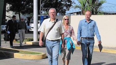 Kremers regresan a Holanda; esperan resultados de prueba de ADN a restos óseos