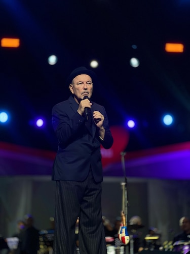 Rubén Blades y Roberto Delgado & Orquesta cierran la Teletón 20-30 con un espectáculo inolvidable