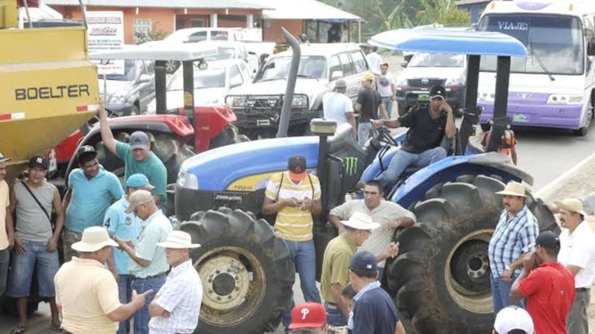 Arroceros cierran la carretera Panamericana