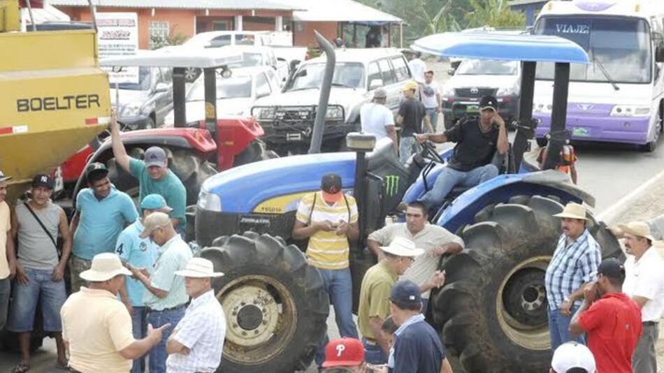 Arroceros cierran la carretera Panamericana