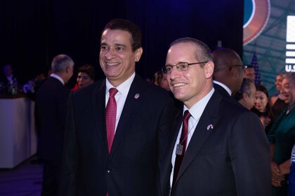 ¿Quiénes asistieron a la fiesta de la embajada de Estados Unidos?