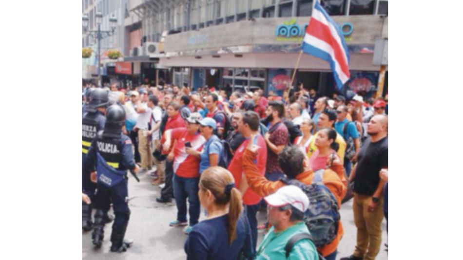 Sindicalistas ticos continúan bloqueando Paso Canoas