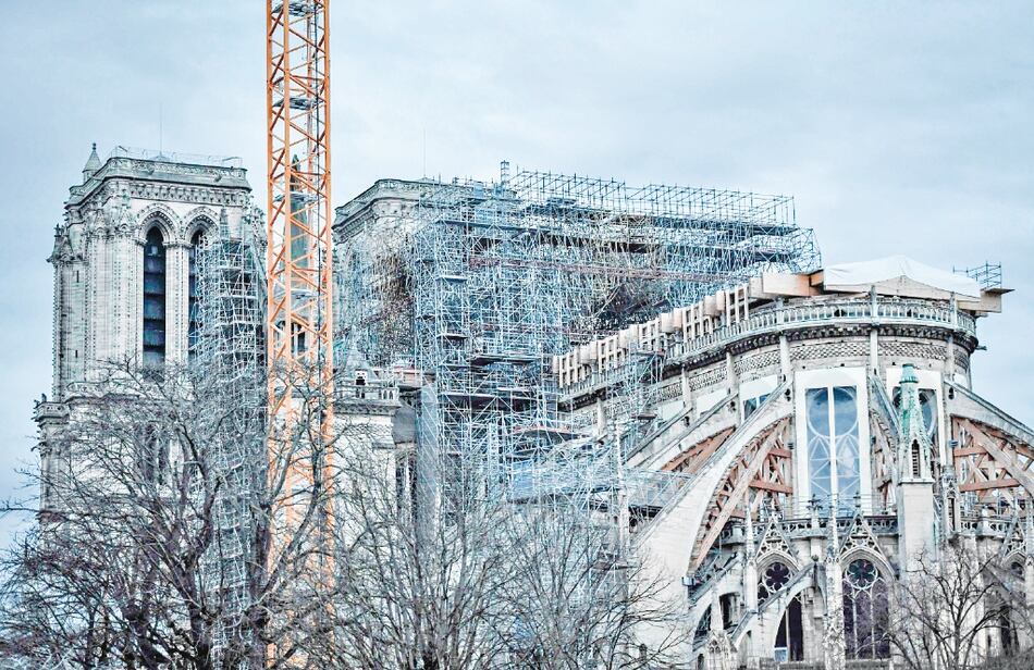 Notre Dame de París espera decisión sobre tejado y aguja