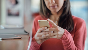Tu teléfono podría estar dañando tu columna; descubre qué es el síndrome del cuello roto