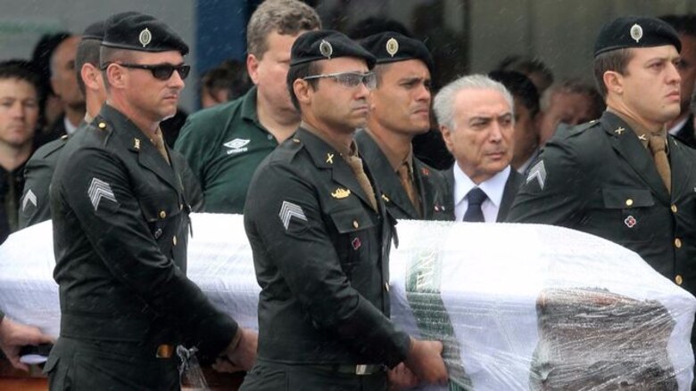 Chapecó, bajo la lluvia, despide a sus héroes