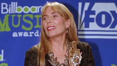 Hospitalizan a la cantante Joni Mitchell