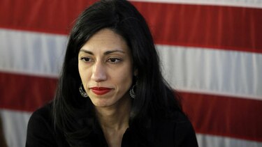 FBI interroga a asesora de Hillary Clinton sobre correos electrónicos