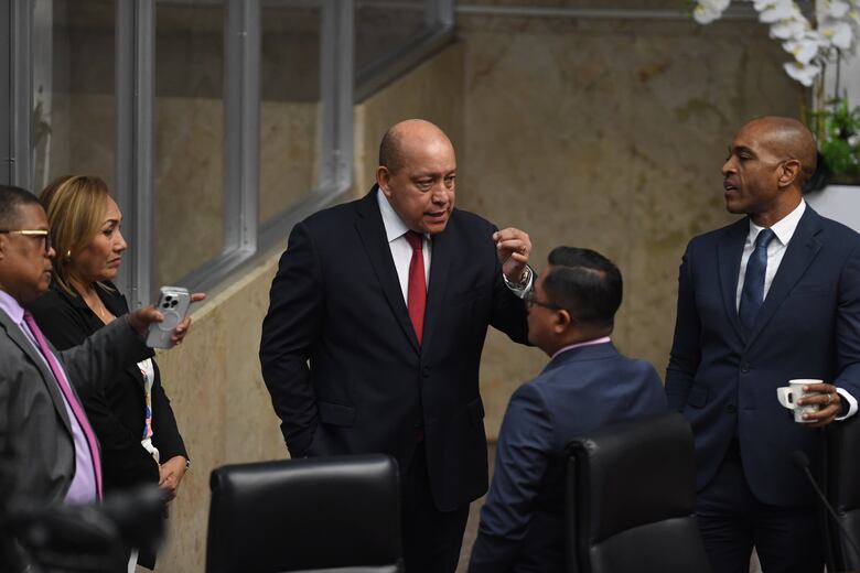 Diputados Jairo ‘Bolota’ Salazar y Crispiano Adames protagonizan altercado en la Asamblea Nacional; se habla de puños y patadas