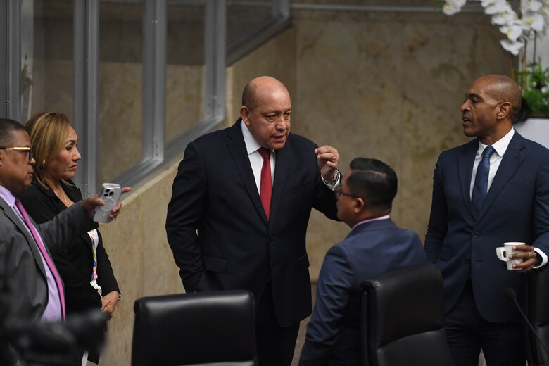 Diputados Jairo ‘Bolota’ Salazar y Crispiano Adames protagonizan altercado en la Asamblea Nacional; se habla de puños y patadas