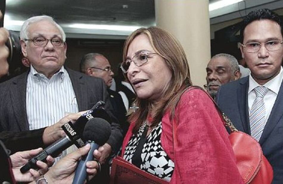 Víctimas  emplazan a Mejía  por caso de  ‘pinchazos’