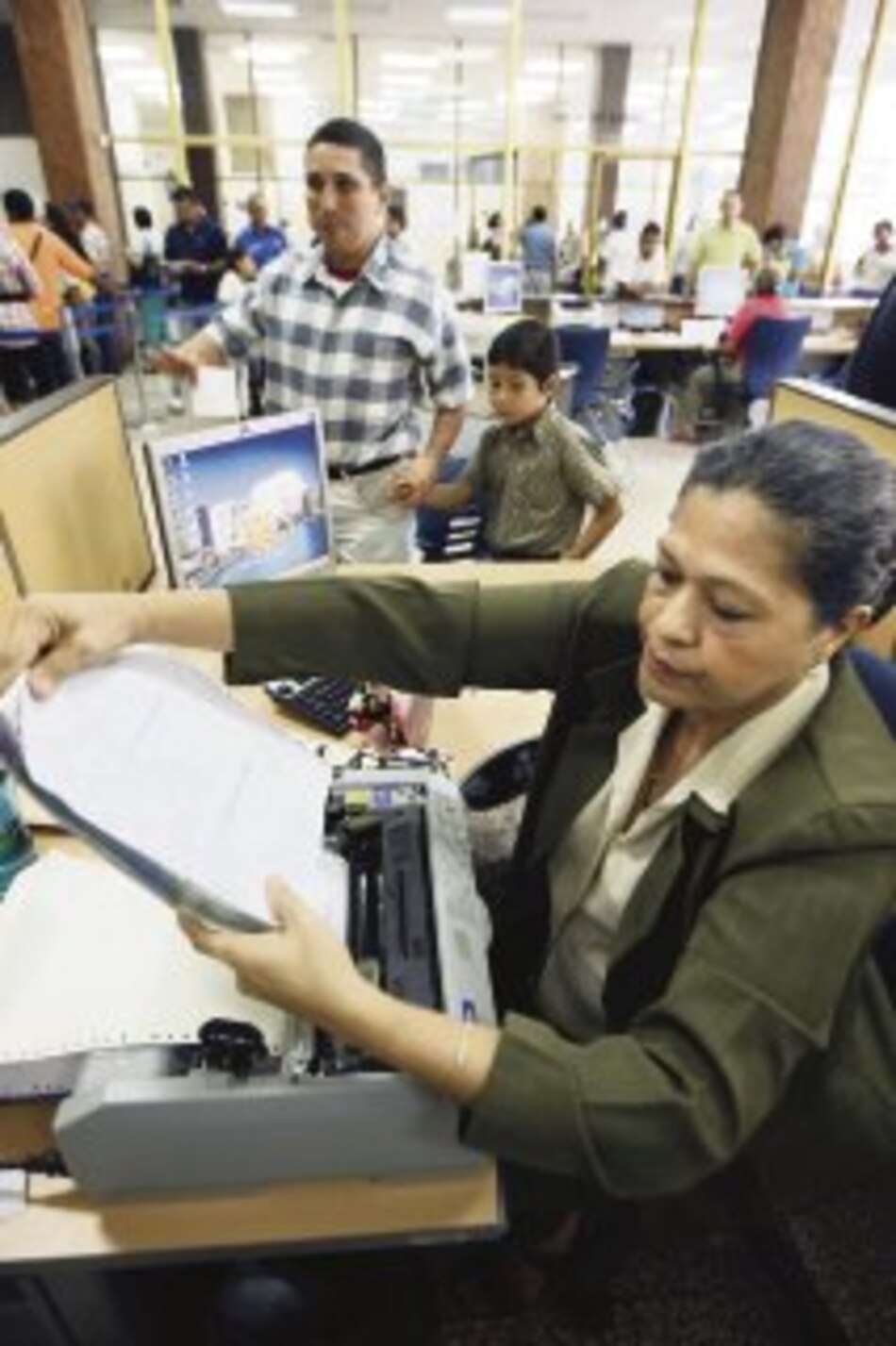 Investigarán los retrasos en trámites vehiculares